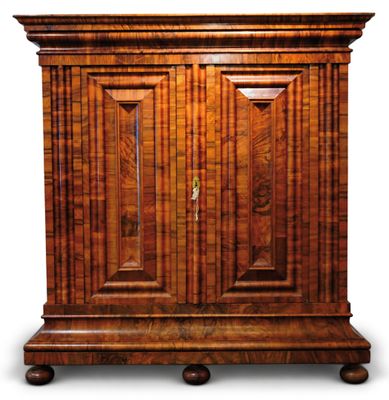une image d'un meuble en bois avec deux portes et deux tiroirs