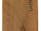 une image représentant un livre en bois sur lequel figure un logo vert