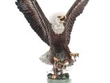 statue d'un pygargue à tête blanche sur un socle en marbre, les ailes déployées