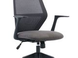 La chaise de bureau est noire et grise, avec une assise grise.