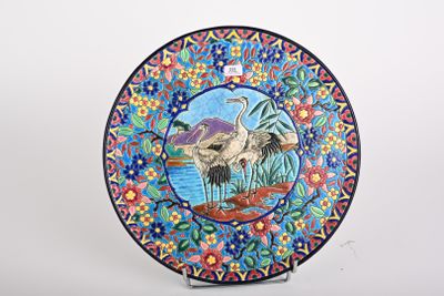 une assiette décorative sur laquelle figurent deux oiseaux
