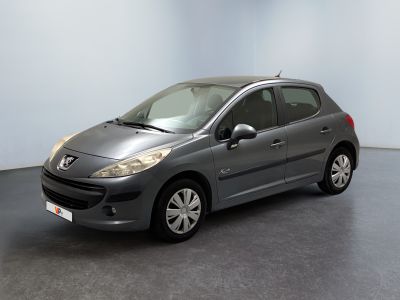 La voiture grise est garée dans la pièce vide de l'immeuble.