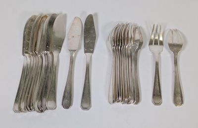 beaucoup d'argenterie sur une table à fond blanc