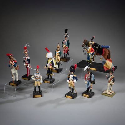 plusieurs figurines de soldats, de tailles et de couleurs variées, sont exposées