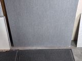 une image représentant un tapis noir dans une pièce