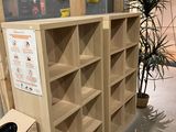 une bibliothèque en bois avec un mur d'escalade en arrière-plan