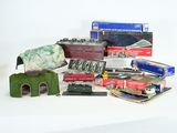 beaucoup de petits trains miniatures posés sur une table, avec une télécommande
