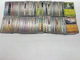 une grande collection de cartes à collectionner Pokémon posée sur une table