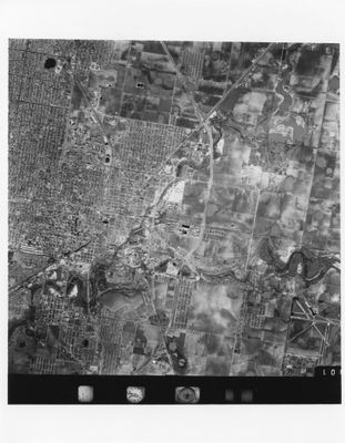 une photo en noir et blanc montrant une vue aérienne d'une ville