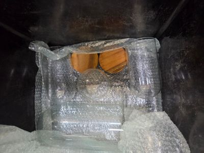 Quatre cloches en verre cylindrique dont deux avec leur socl…