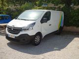 une camionnette blanche garée sur un parking à côté d'une voiture bleue
