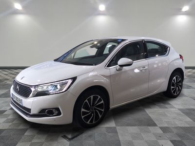 la voiture blanche est garée sur le sol à carreaux d'une pièce