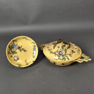 une paire d'assiettes jaunes ornées de fleurs et d'oiseaux