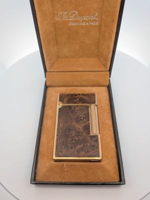 une boîte contenant un briquet, posée sur une table