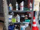 une étagère sur laquelle sont posés divers objets, dans un garage