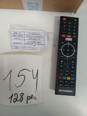 une photo d'une télécommande et d'un boîtier muni d'une étiquette de prix