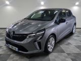 la voiture grise est garée sur un sol en damier dans le garage