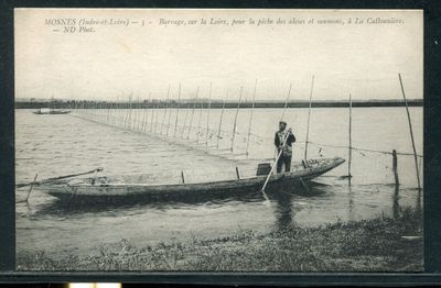 une vieille photo montrant deux hommes dans un bateau sur l'eau