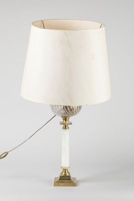 l'image d'une lampe avec un abat-jour blanc