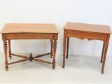 paire de tables d'appoint anciennes aux pieds et plateaux tournés
