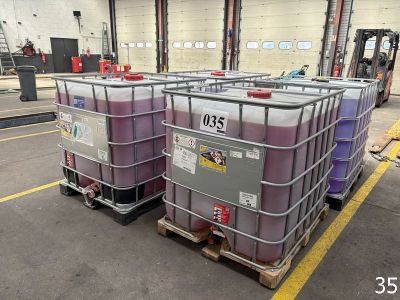 deux grands conteneurs posés sur une palette dans un entrepôt