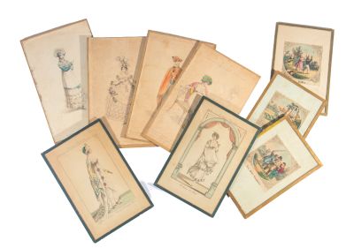 un lot de cartes posées sur une table