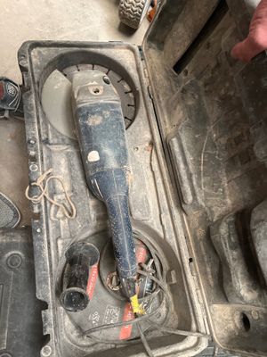 une perceuse qui se trouve dans une boîte