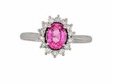 un gros plan d'une bague sertie d'un saphir rose et de diamants sur fond blanc