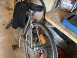 un vélo garé dans un garage