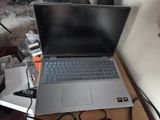 un ordinateur portable posé sur un bureau
