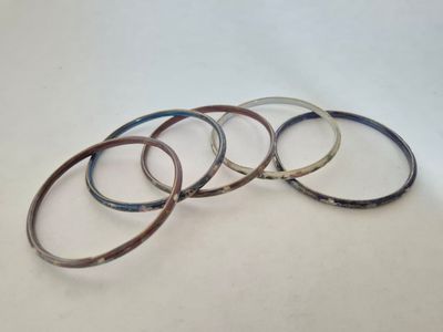 J/ Ensemble de 5 bracelets rigides en émaux cloisonnés