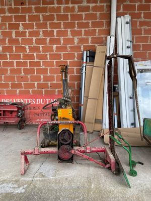 une petite machine posée devant un mur de briques
