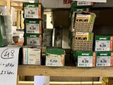 de nombreuses boîtes de nourriture sur les étagères du magasin