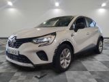 la voiture blanche est garée dans une pièce au sol en damier