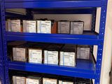 une étagère bleue sur laquelle sont posées de nombreuses boîtes contenant du matériel électronique