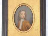 portrait d'un jeune homme vêtu d'un manteau marron, dans un cadre doré