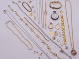 un assortiment de colliers et de bracelets disposés sur un fond blanc