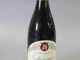 une vieille bouteille de vin posée sur une table