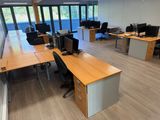 de nombreux bureaux et chaises dans ce grand espace ouvert