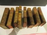 plusieurs vieux livres sont alignés sur une table
