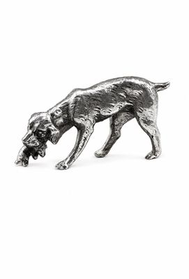 On voit l'image d'une figurine de chien sur fond blanc.