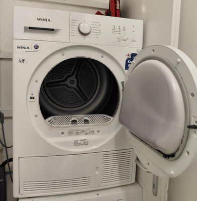 un lave-linge et un sèche-linge blancs dans une petite pièce