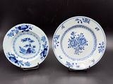 une paire d'assiettes bleues et blanches ornées de fleurs, posées sur une table