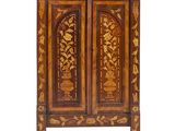une image représentant une armoire en bois ornée d'un motif floral