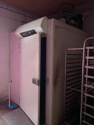 une photo d'un four professionnel dans une pièce rose