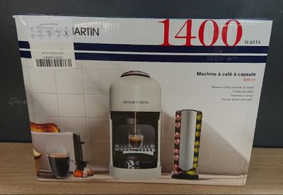 La boîte de la cafetière est posée sur la table.