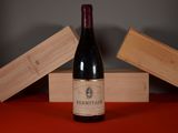 une bouteille de vin posée sur une table