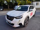 Le SUV blanc est garé sur un parking, à côté d'autres voitures.