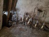 une pièce remplie d'objets en verre et en métal