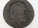 Gros plan sur une pièce de monnaie portant le visage d'un homme